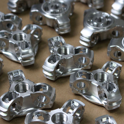 Parti di alluminio meccaniche su misura di CNC che sabbiano finitura superficia di schermatura di seta