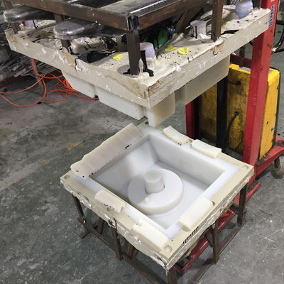 Il prototipo del volume basso dello stampaggio ad iniezione della reazione parte il materiale del poliuretano
